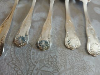 Posate bagnate argento con decorazioni