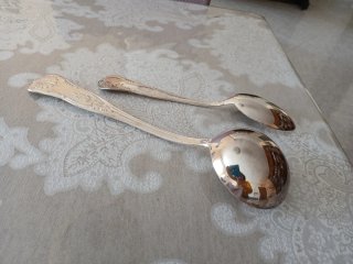 Posate bagnate argento con decorazioni