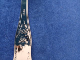 Posate bagnate argento con decorazioni