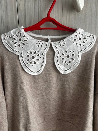 Jersey beige con cuello blanco talla M