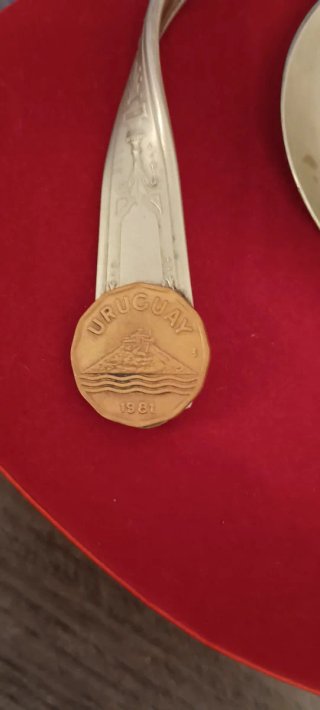 Cuchara antigua con moneda Uruguay