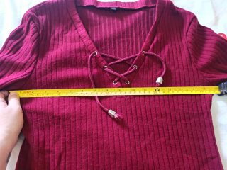 Vestido granate de canalé con cordones