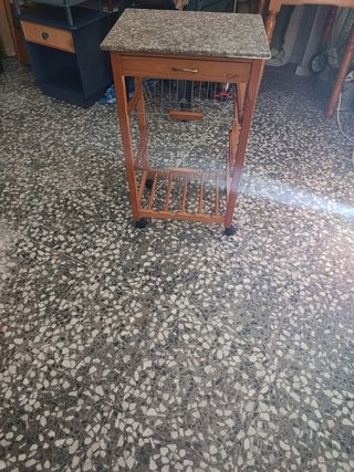 Mesa auxiliar con ruedas