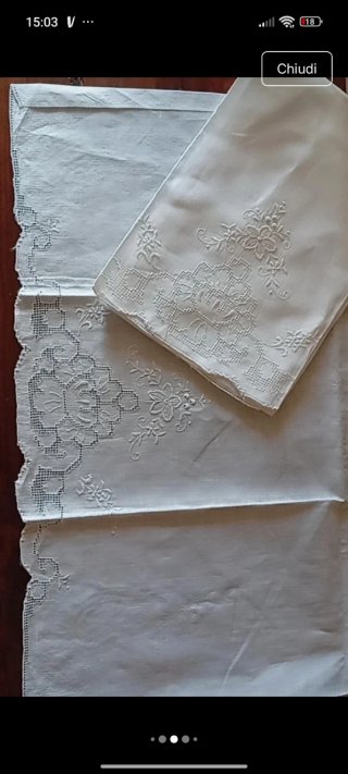 Tendina in lino ricamata a mano