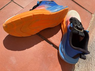 Deportivas Naranja y Blanco