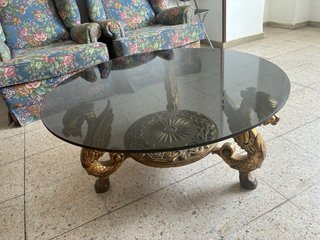 Mesa de centro dorada con dragones