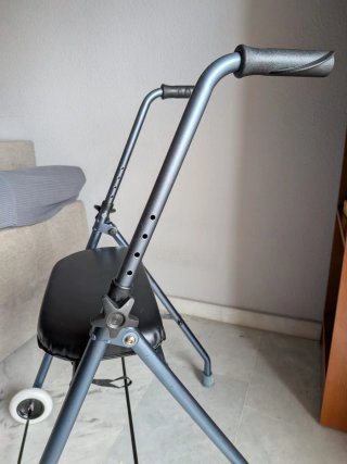 Andador regulable, plegable y con asiento.