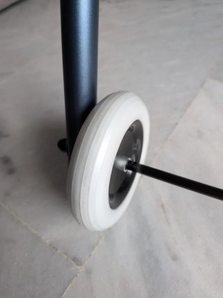 Andador regulable, plegable y con asiento.