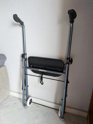 Andador regulable, plegable y con asiento.
