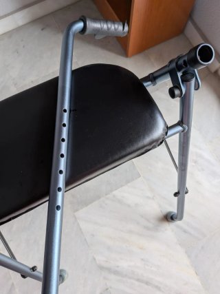 Andador regulable, plegable y con asiento.