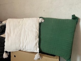 Almohada decorativa verde y blanca
