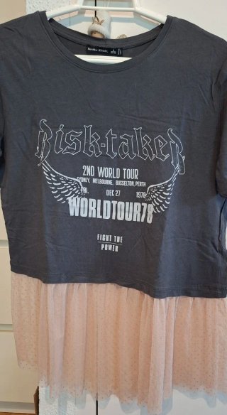 Camiseta Bershka gris con tul rosa Talla S