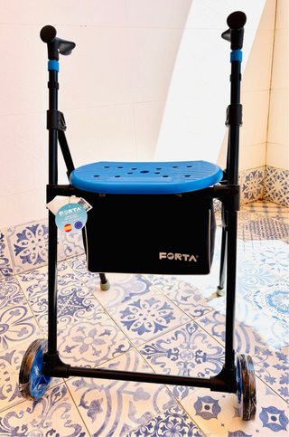 Andador 2 ruedas con asiento y bolsa