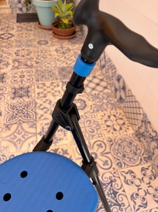 Andador 2 ruedas con asiento y bolsa