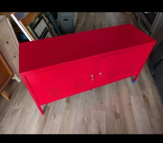 Mueble TV tipo taquilla rojo metal
