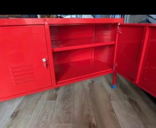 Mueble TV tipo taquilla rojo metal
