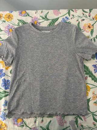 Camiseta gris de manga corta con zurzido en mangas