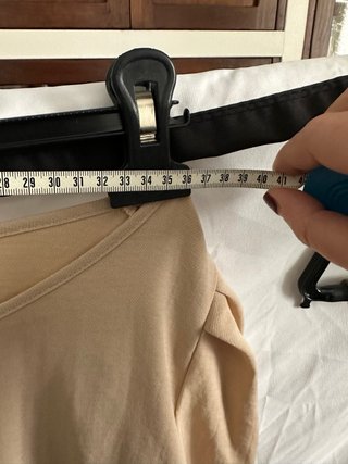 Blusa beige con maniche a sbuffo e polsini gioiell