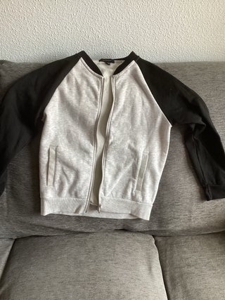 Chaqueta bomber gris y negra