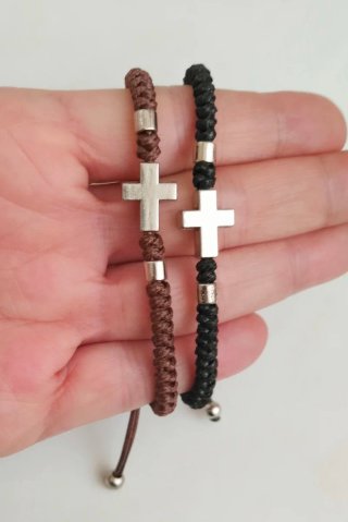 Pulsera de cuero con cruz plateada