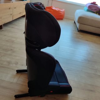 Silla de coche bbest negra con ribete rojo
