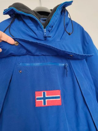 Abrigo de nieve azul con bandera