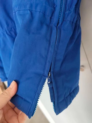 Abrigo de nieve azul con bandera