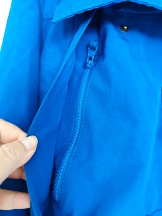 Abrigo de nieve azul con bandera