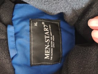 Abrigo de nieve azul con bandera