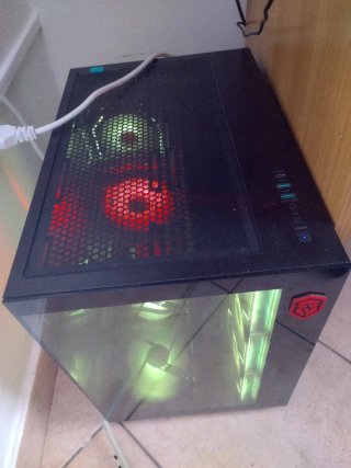 PC Fisso Gaming Nero con LED Rossi e Verdi