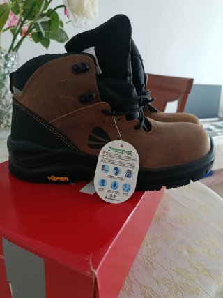 Botas  Impermeables Marrones y Negras