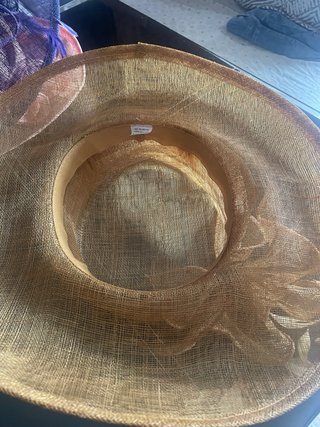 Sombrero de fiesta beige y dorado