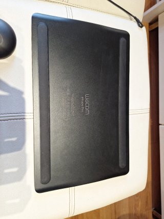 Tableta Gráfica Wacom Intuos Pro + Funda