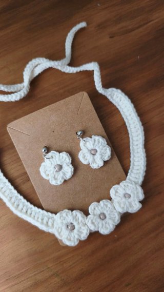 Conjunto Crochet Collar y Pendientes Flores