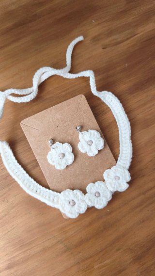 Conjunto Crochet Collar y Pendientes Flores