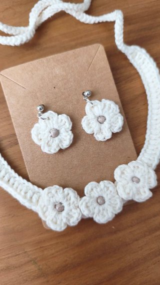 Conjunto Crochet Collar y Pendientes Flores
