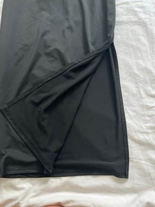Vestido negro sin mangas con abertura