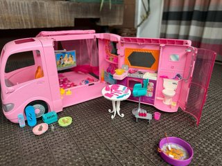Caravana Barbie con accessori