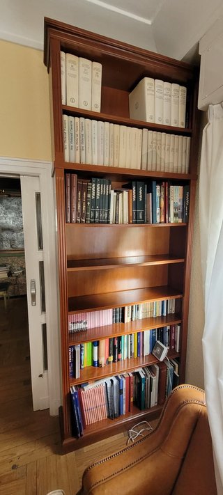 Librería grande de madera
