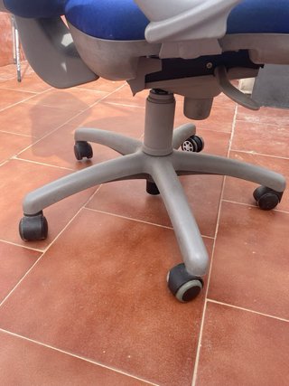 Silla de oficina azul y gris