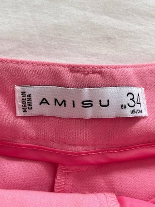 Pantalones cortos rosas con botones dorados