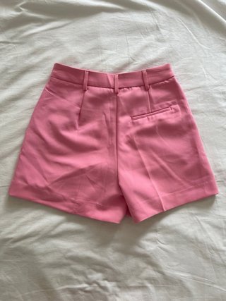 Pantalones cortos rosas con botones dorados