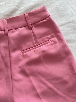 Pantalones cortos rosas con botones dorados