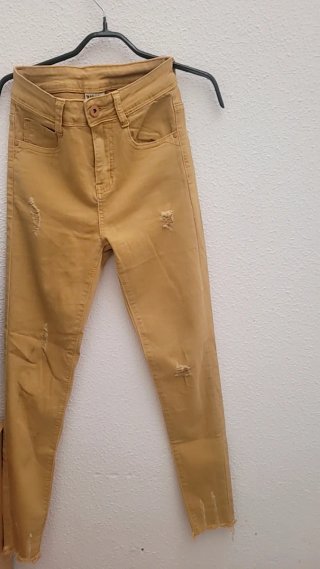 Pantalones vaqueros amarillos desgastados