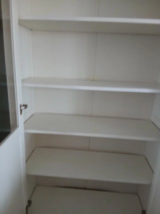 2 Vitrinas de madera con puertas de cristal