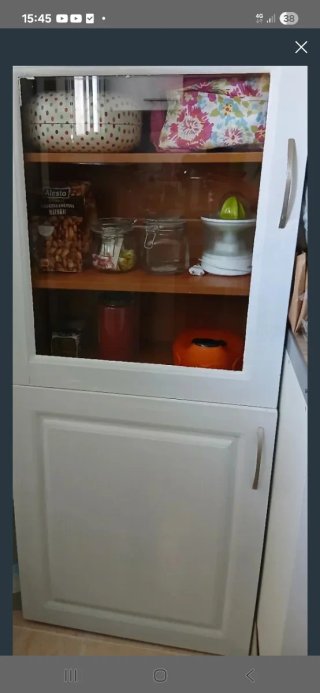 2 Vitrinas de madera con puertas de cristal