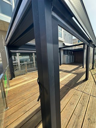 Pérgola Terraza Motorizada Negra