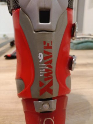 Botas de esquí rojas y plateadas xwave