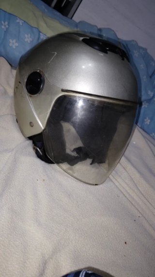 Casco de moto plateado con visera