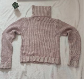 Jersey de punto cuello alto rosa y beige